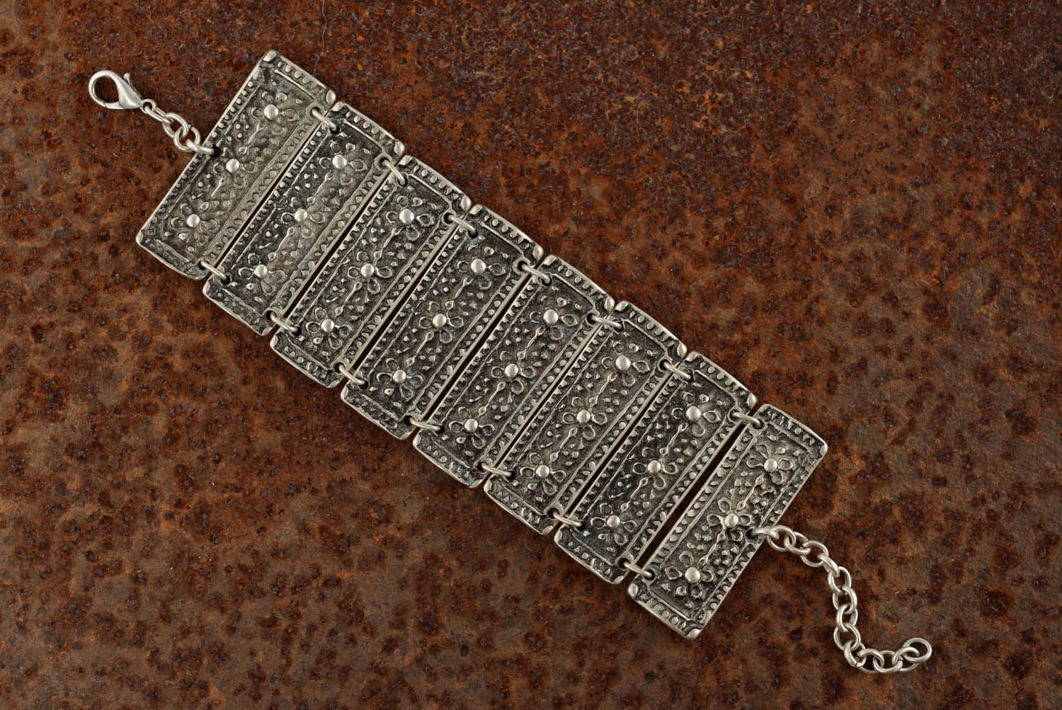 Pulseira elegante feita à mão de uma liga de metal coberta com prata foto 1