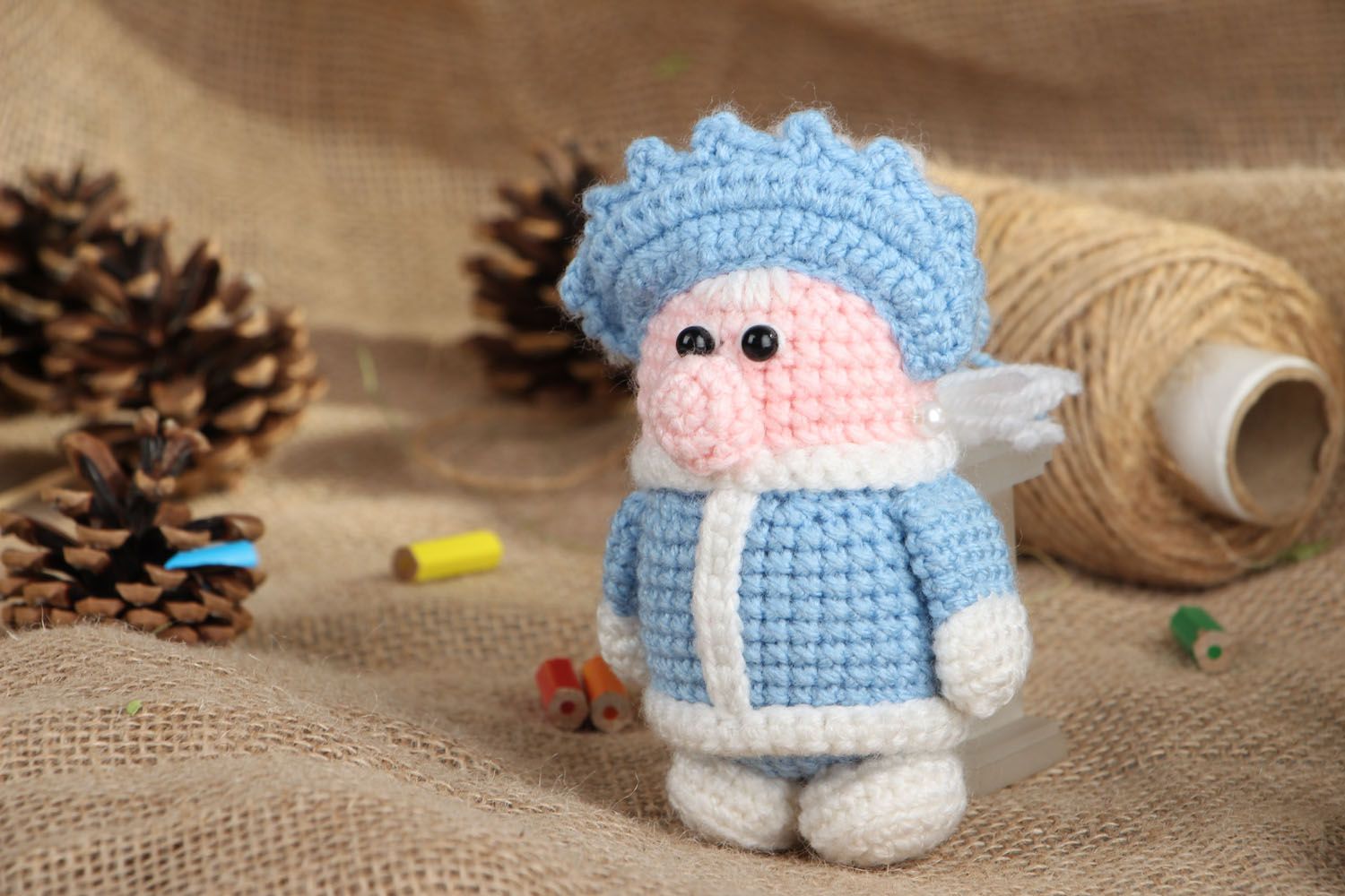 Jouet décoratif crocheté artisanal Fille des neiges photo 5