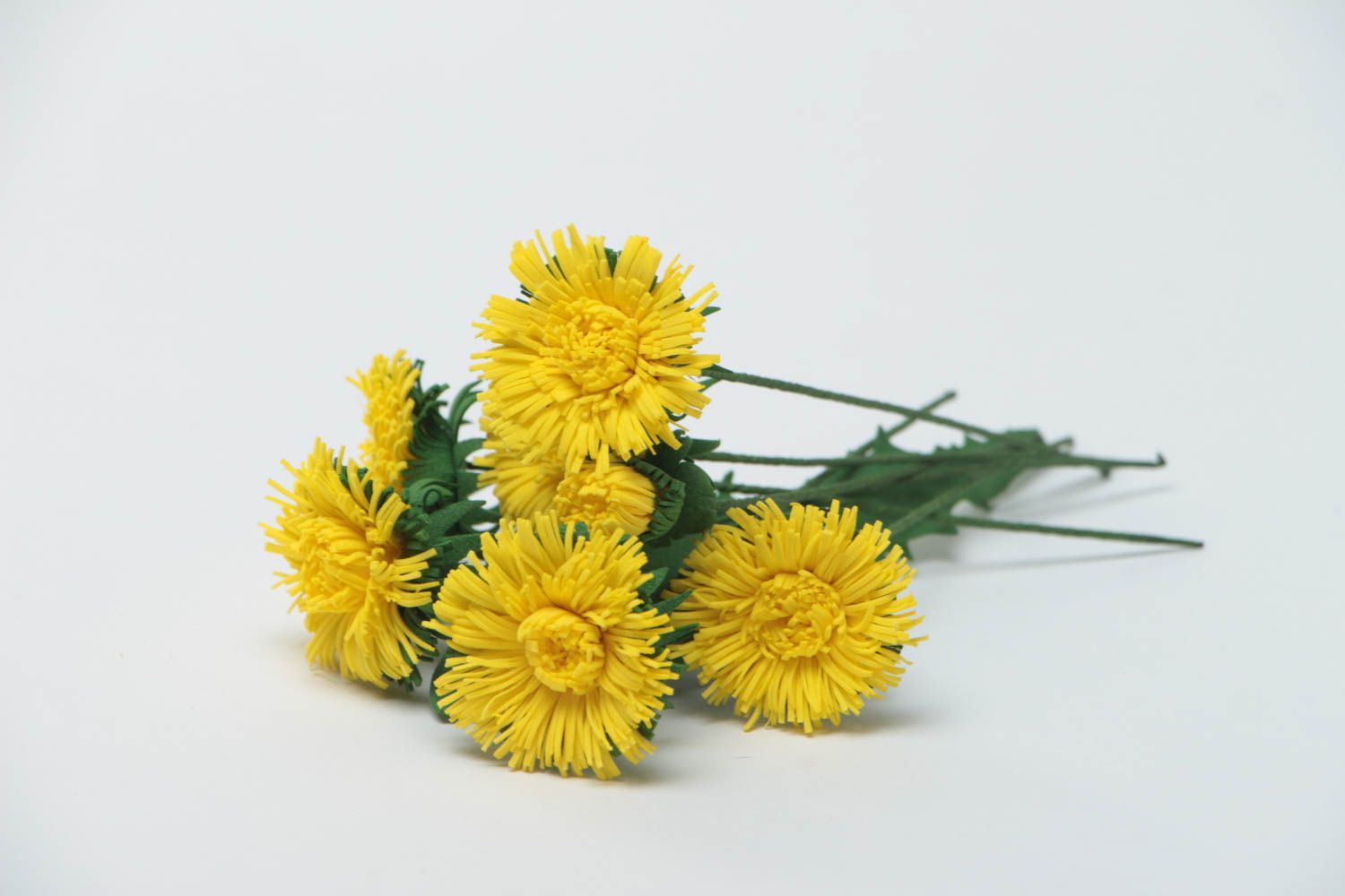 Gelbe zarte künstliche handgemachte Blumen aus Foamiran Löwenzähne für Interieur foto 2