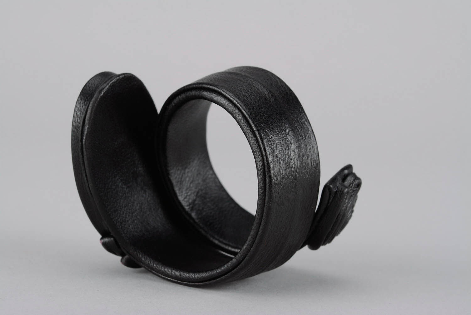 Schwarzes Armband aus Leder und Kuhhorn  foto 2