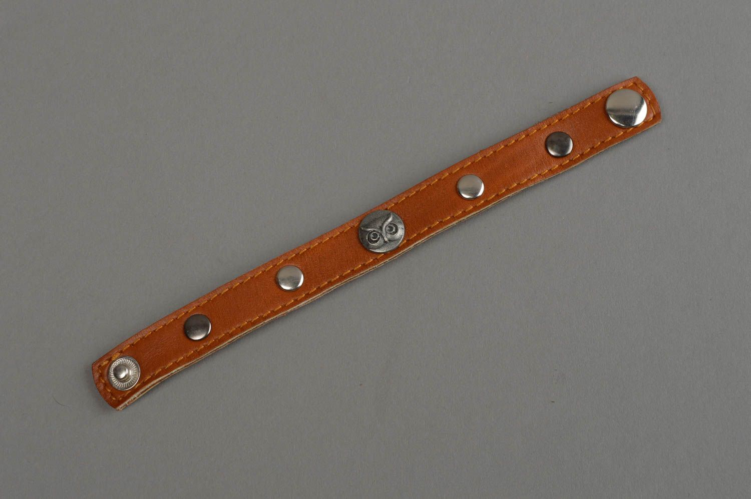 Стильный красивый браслет из натуральной кожи ручной работы Сова на коричневом фото 3