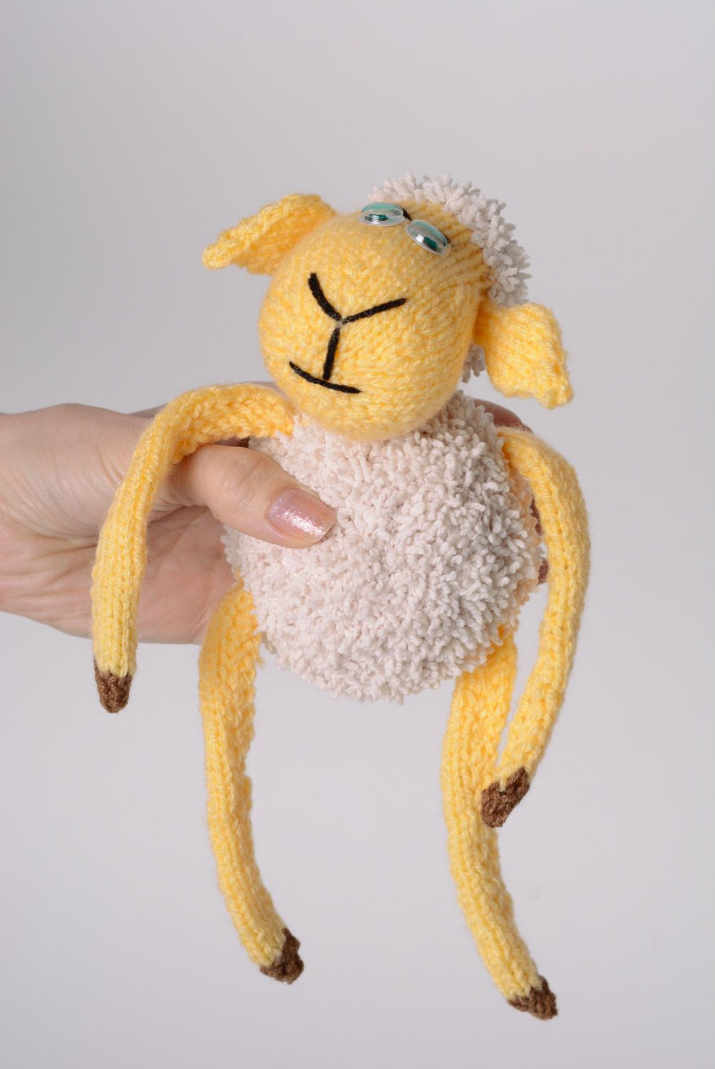 Мягкая игрушка овечка белая с желтым вязаная спицами смешная ручной работы фото 4