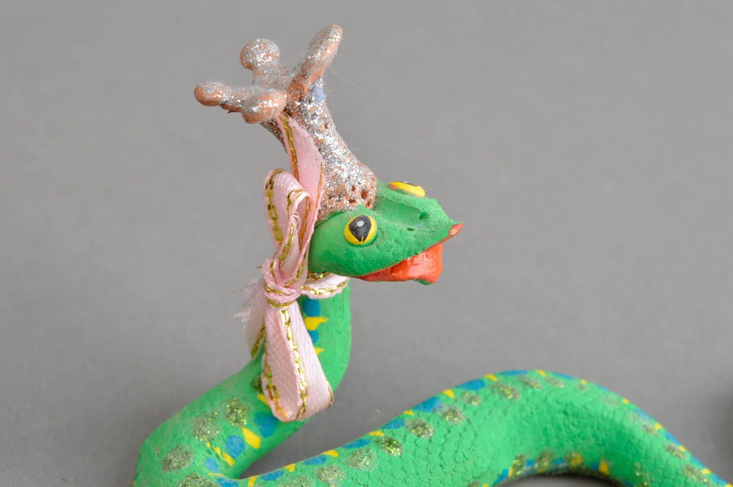 Керамический сувенир ручной работы змея королева скарапея зеленого цвета фото 5