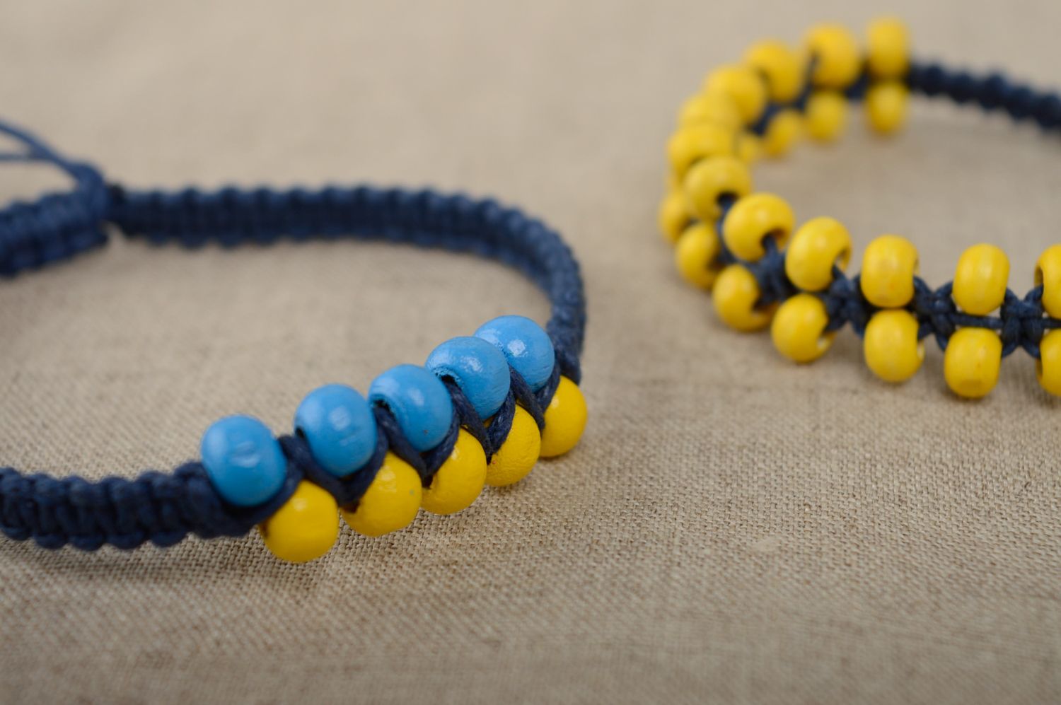 Bracelet en macramé original lacet bleu ciré et perles en bois fait main photo 5