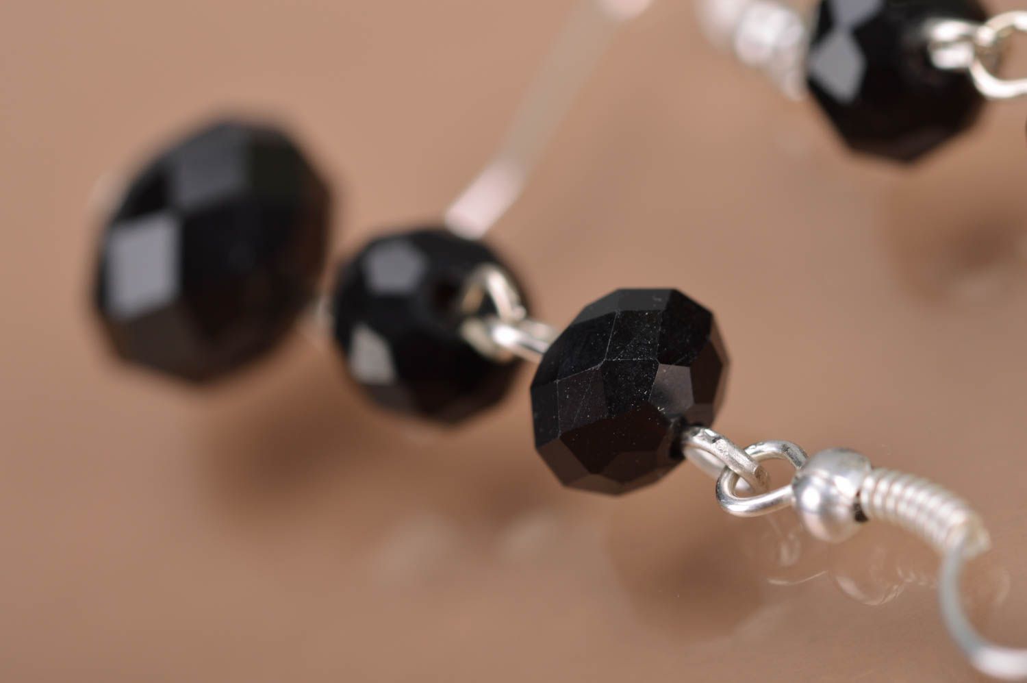 Boucles d'oreilles noires en perles de verre à facettes pendantes faites main photo 4