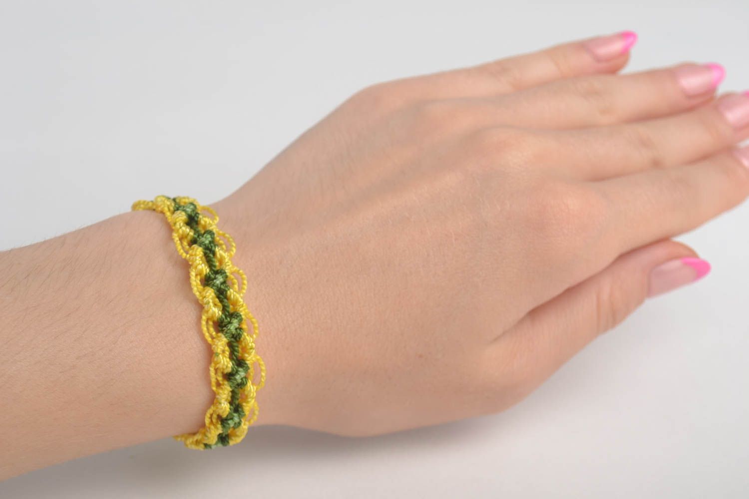 Bracelet textile Bijou fait main jaune vert fils macramé Accessoire femme photo 1