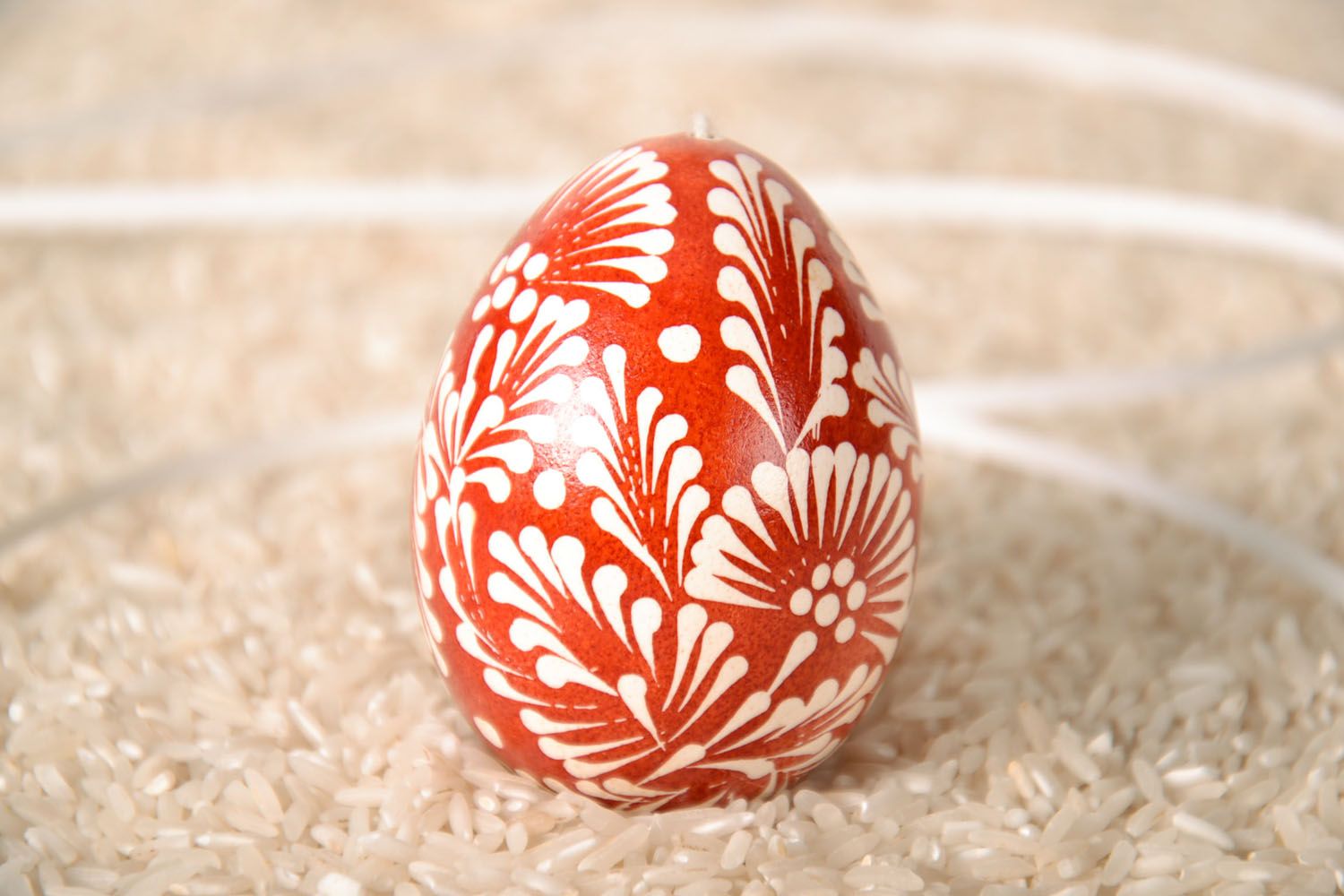 Œuf de Pâques décoratif avec lacet photo 1