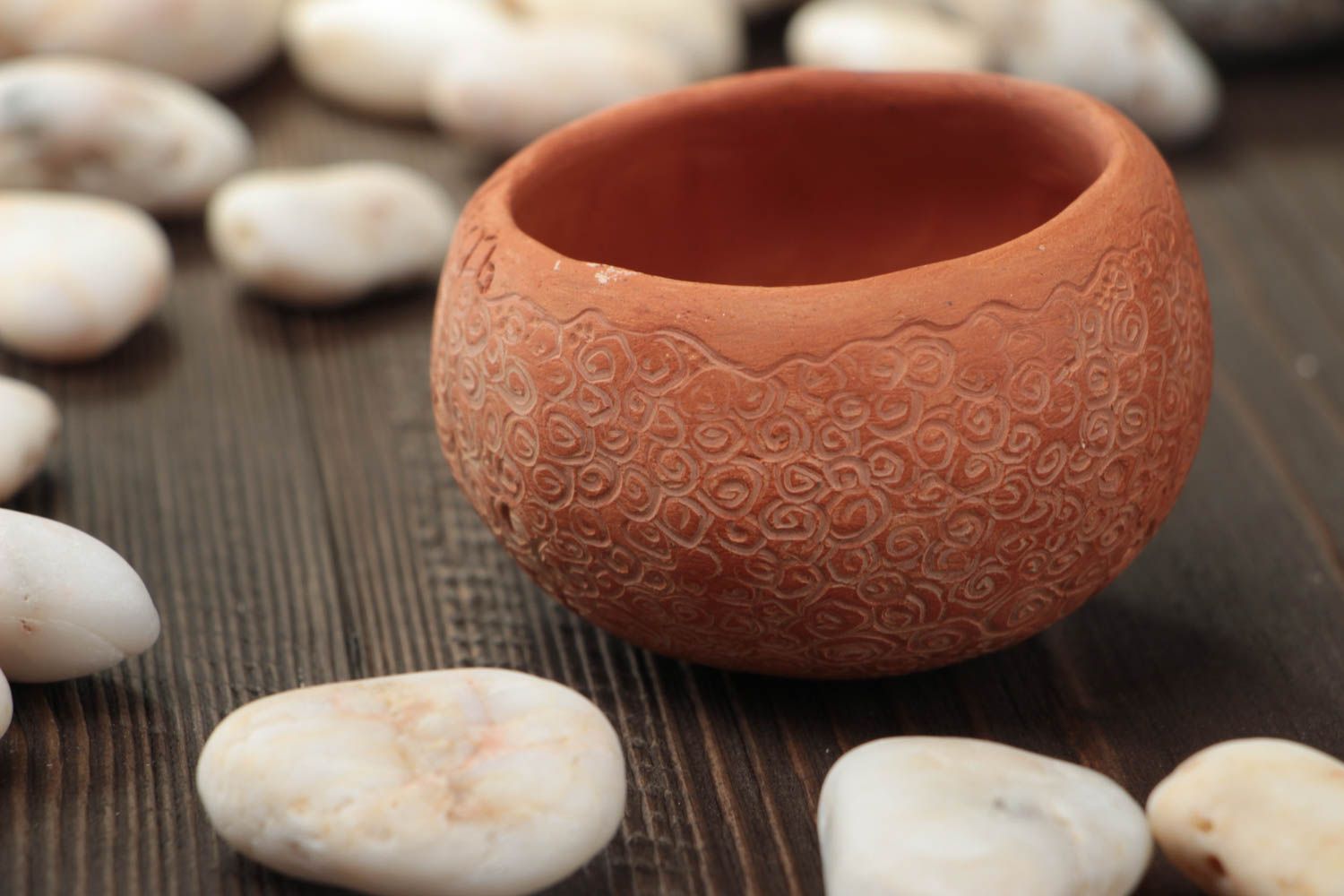 Salière d'argile faite main marron originale petit pot ornementé style ethnique photo 1