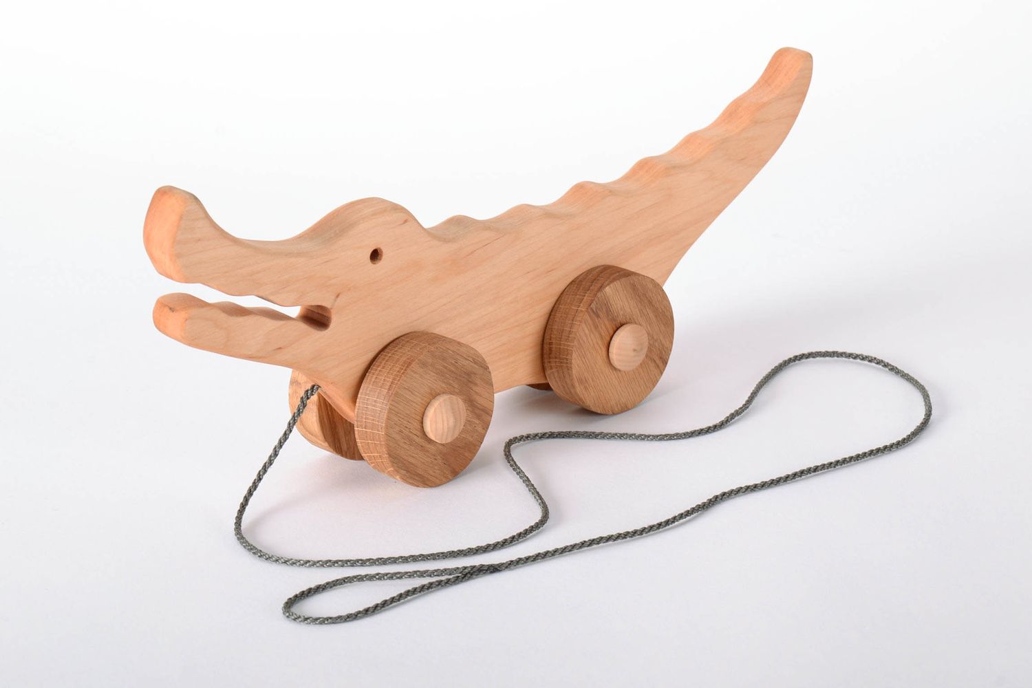 Деревянная игрушка Крокодил на колесах фото 2