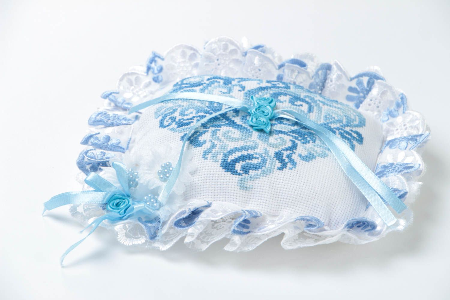Голубая свадебная подушечка для колец с вышивкой ручной работы с цветочками фото 3