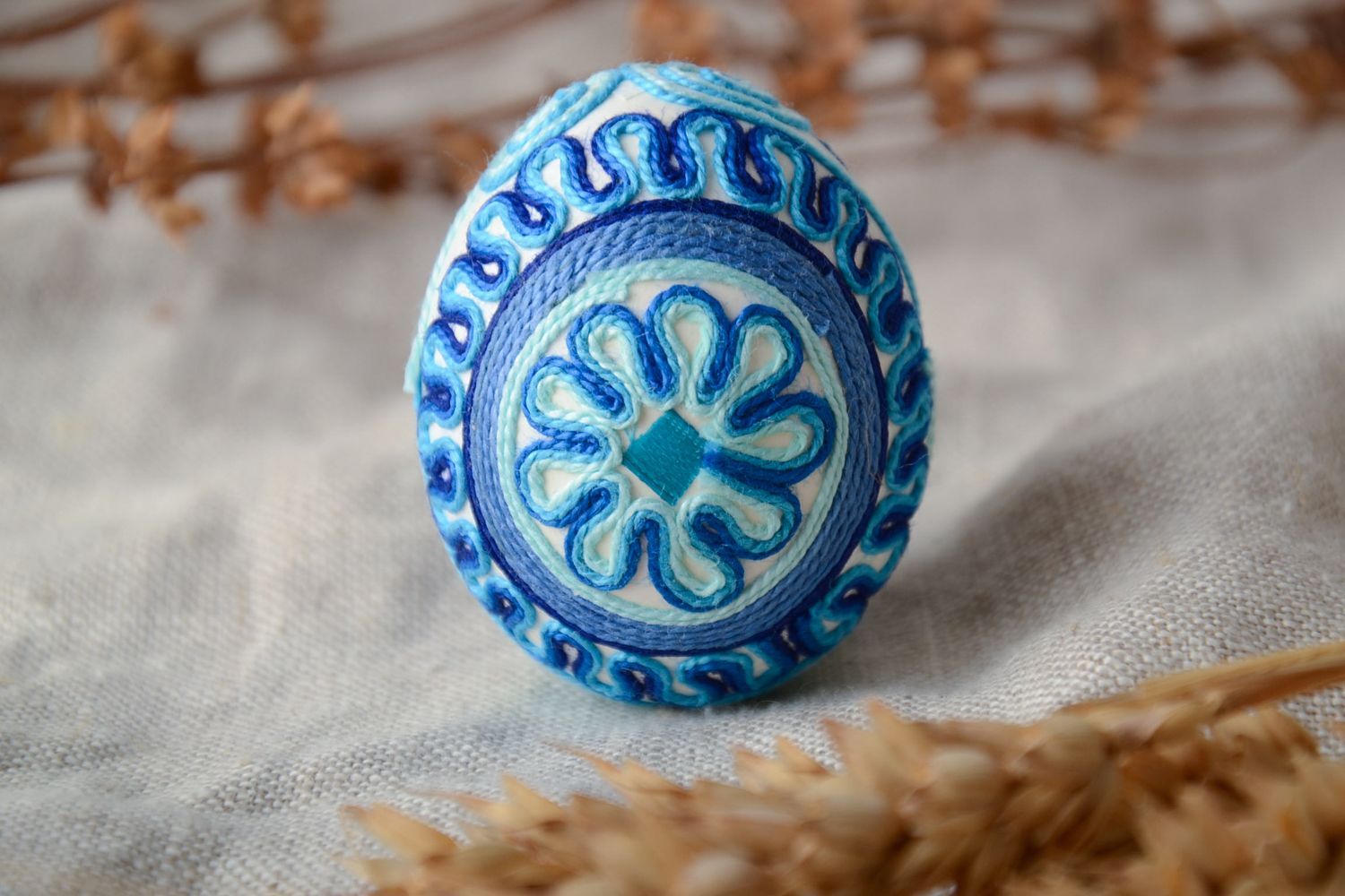 Oeuf de Pâques fait main décoratif entouré de fils de soie bleu original photo 1