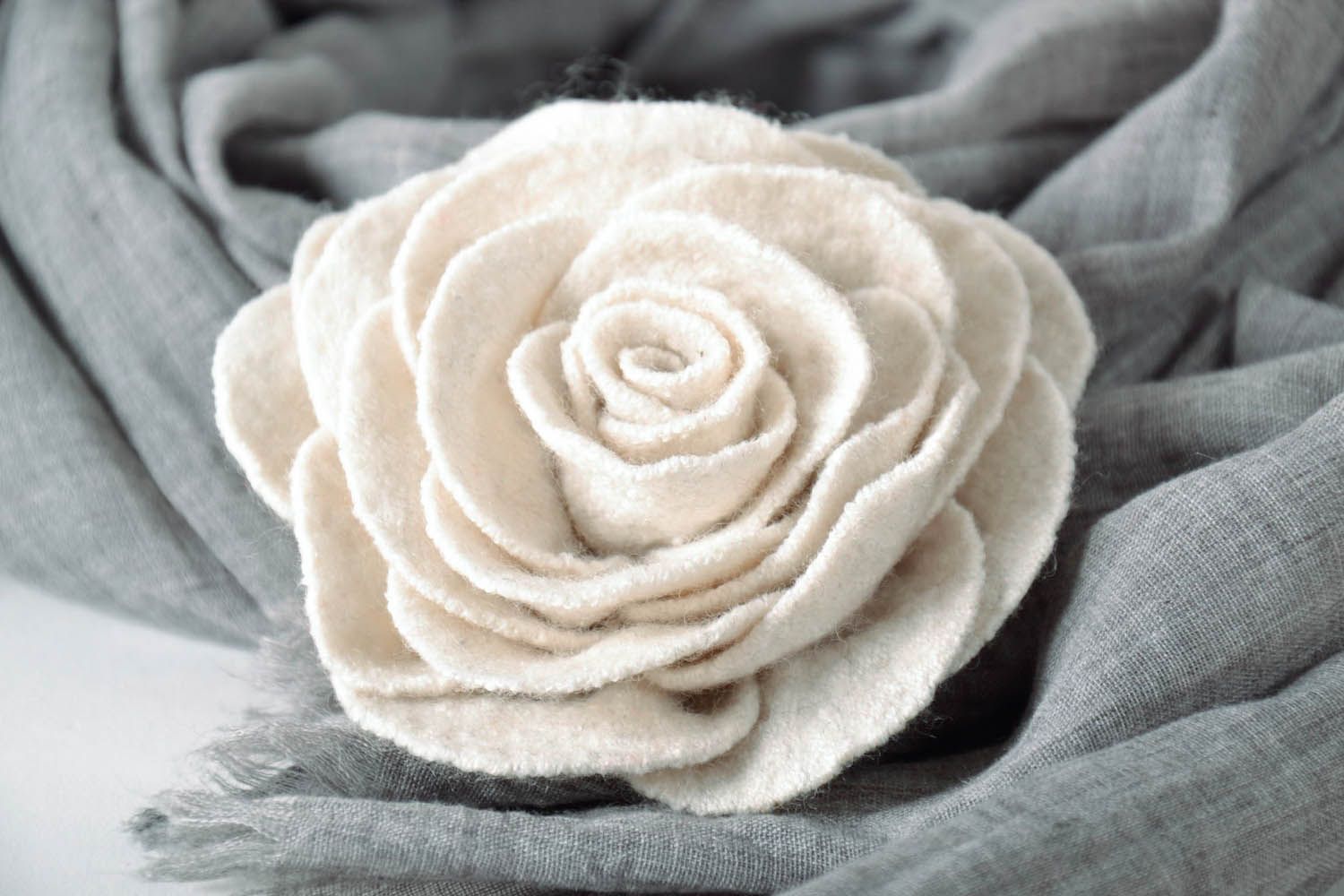 Broche originale en laine naturelle Rose blanche photo 1