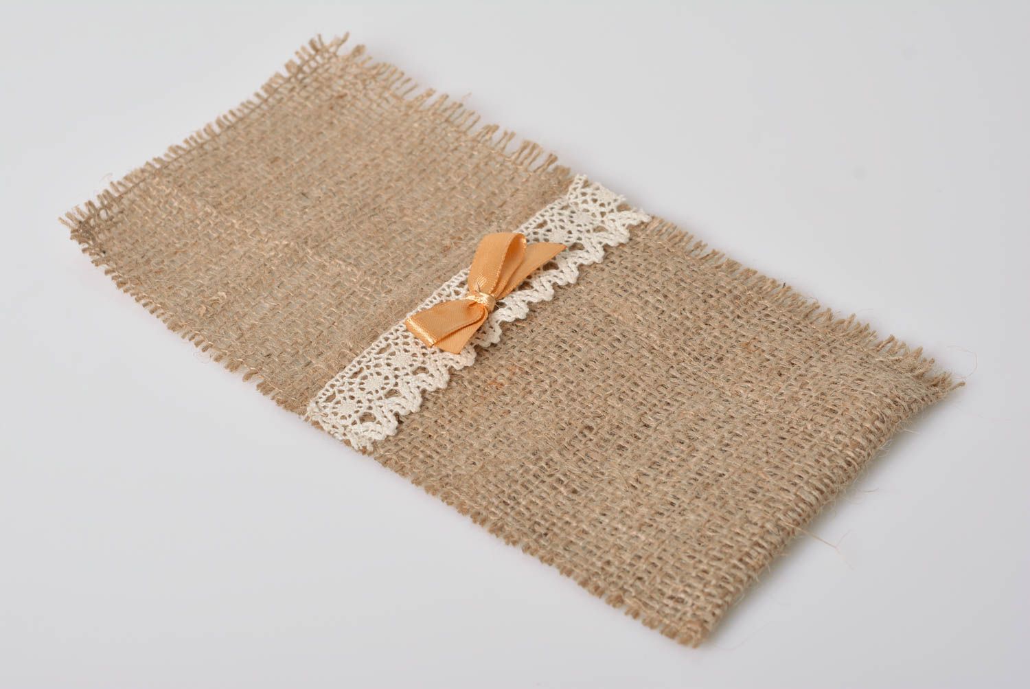 Bolsillo para cubiertos hecho a mano de arpillera con encaje decoración de mesa foto 3
