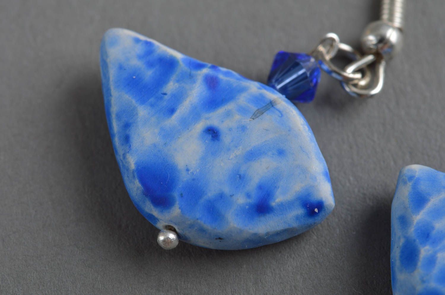 Boucles d'oreilles bleues en pâte polymère peintes faites main forme de pierre photo 4