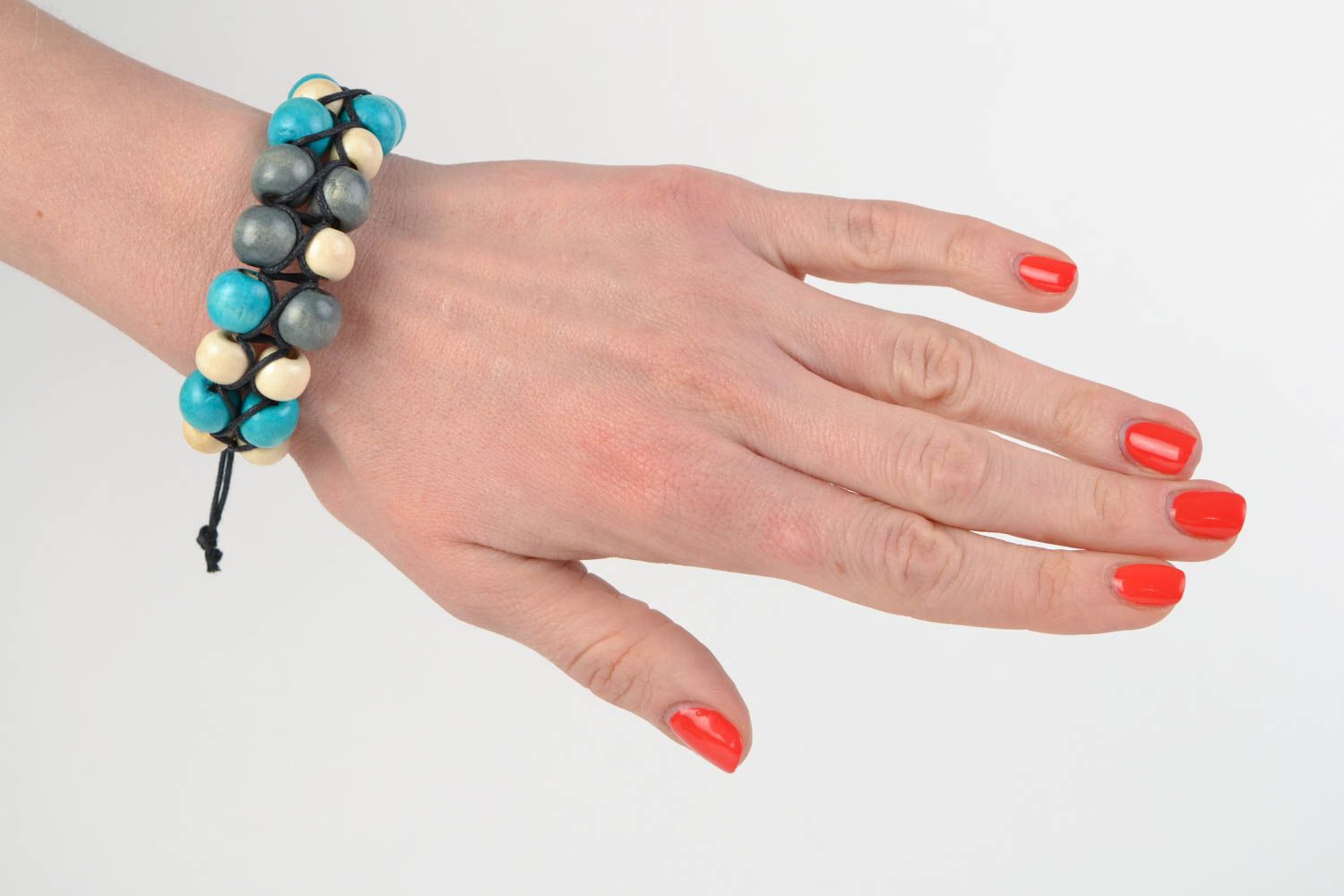 Bracelet en perles de bois multicolores et lacet noir original fait main photo 3