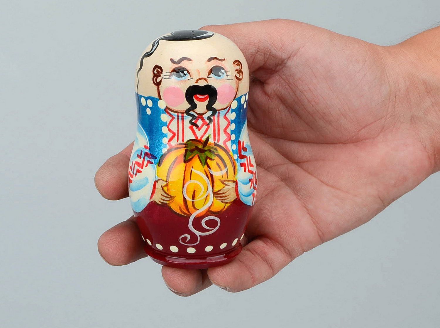 Matrioshka Cosaco con calabaza Matrioshka es la muñeca de madera con vestido ruso campesino, que contiene otras de menor tamaño foto 2