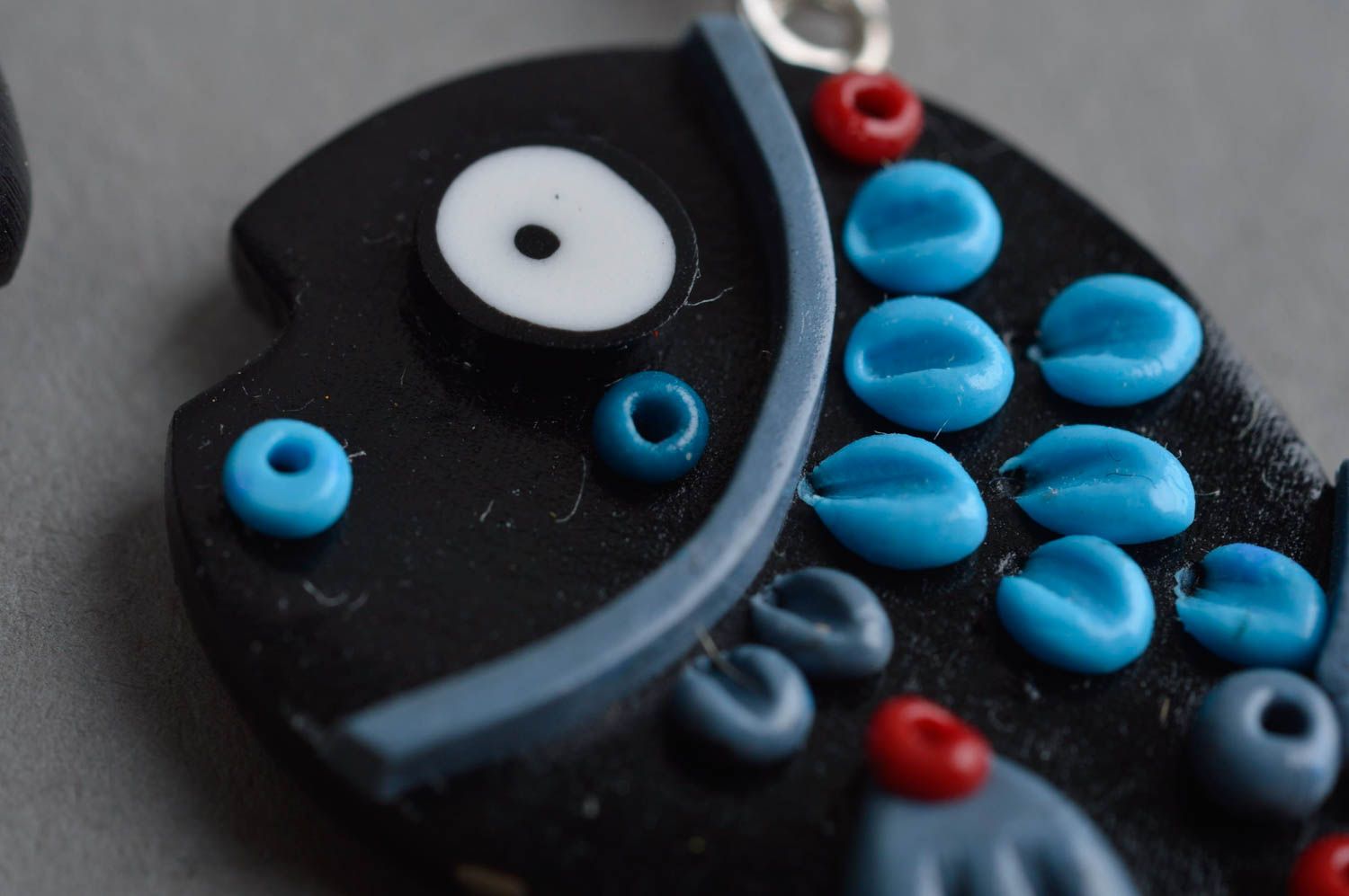 Handgemachte stilvolle Polymerton Ohrringe Fische in Schwarz und Blau für Damen foto 5