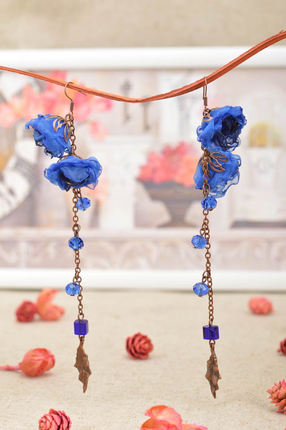 Длинные серьги с цветами из шифона и подвесками на цепочке синие ручной работы фото 1