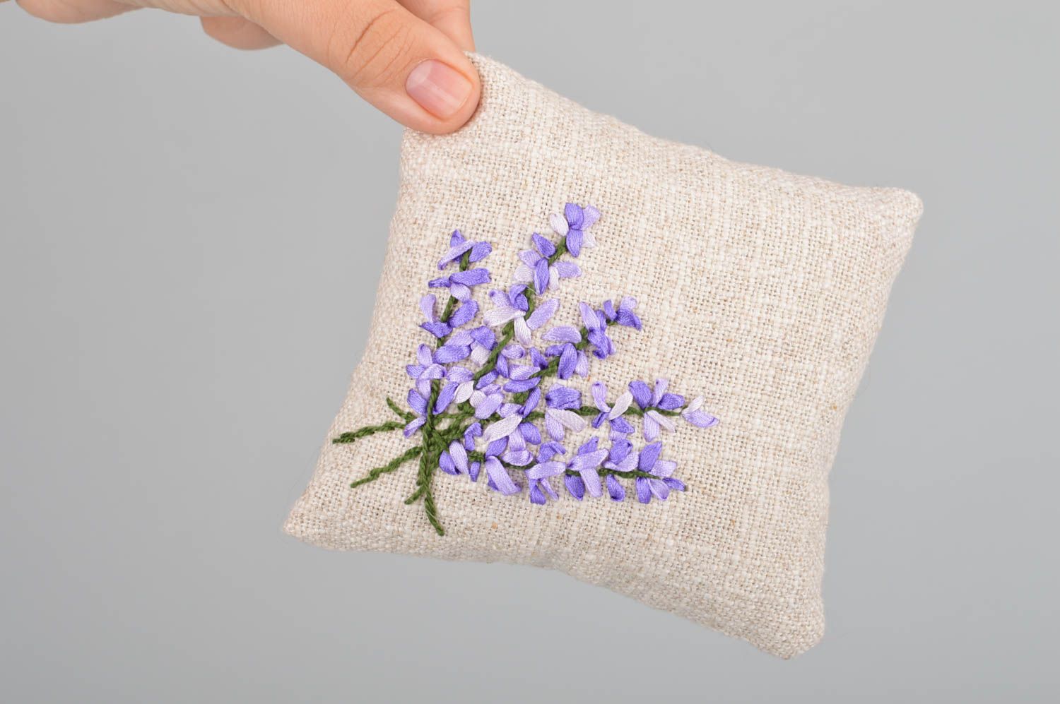 Coussin miniature gris lilas en lin fait main décoratif brodé au ruban photo 3