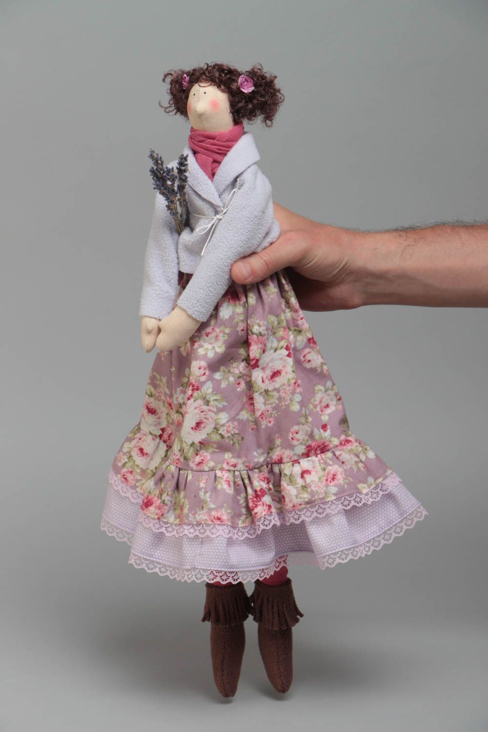 Muñeca de tela artesanal bonita con el pelo rizado de tamaño mediano foto 5