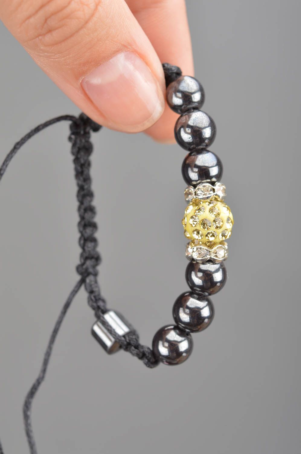 Bracelet en hématite et perle fantaisie jaune fait main tressé fin noir original photo 3