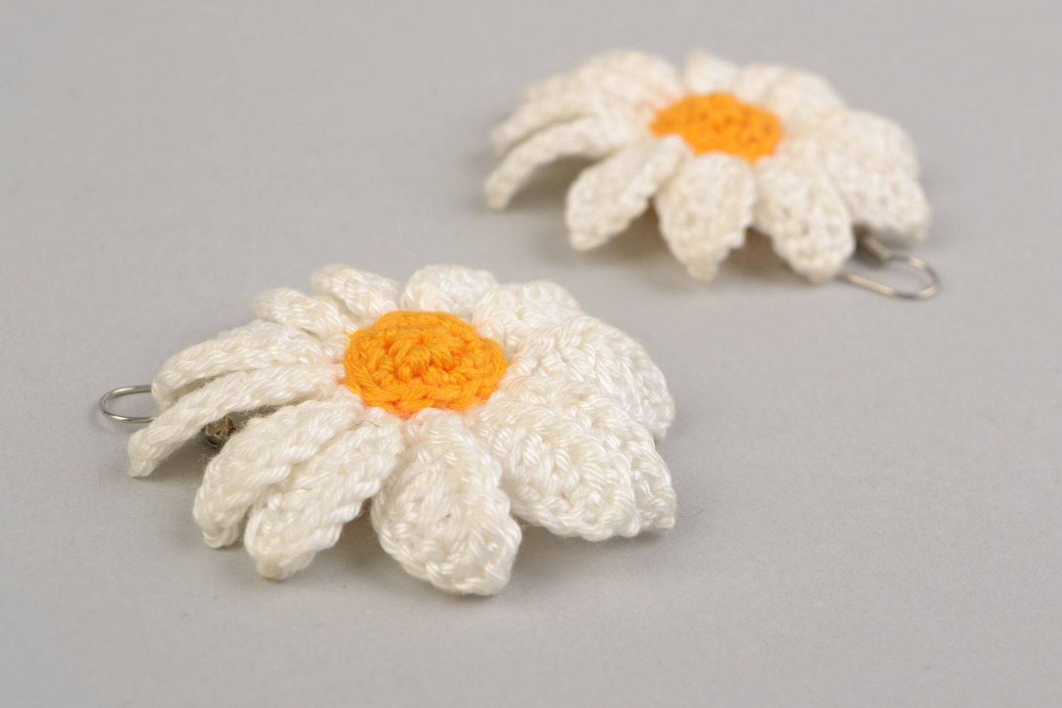 Handmade designer earrings made of cotton thread woven manually large white daisies photo 5