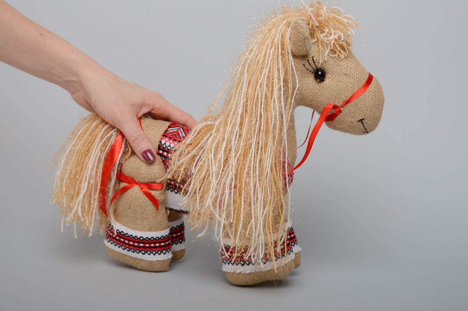 Игрушка лошадка из мешковины в этно-стиле фото 4