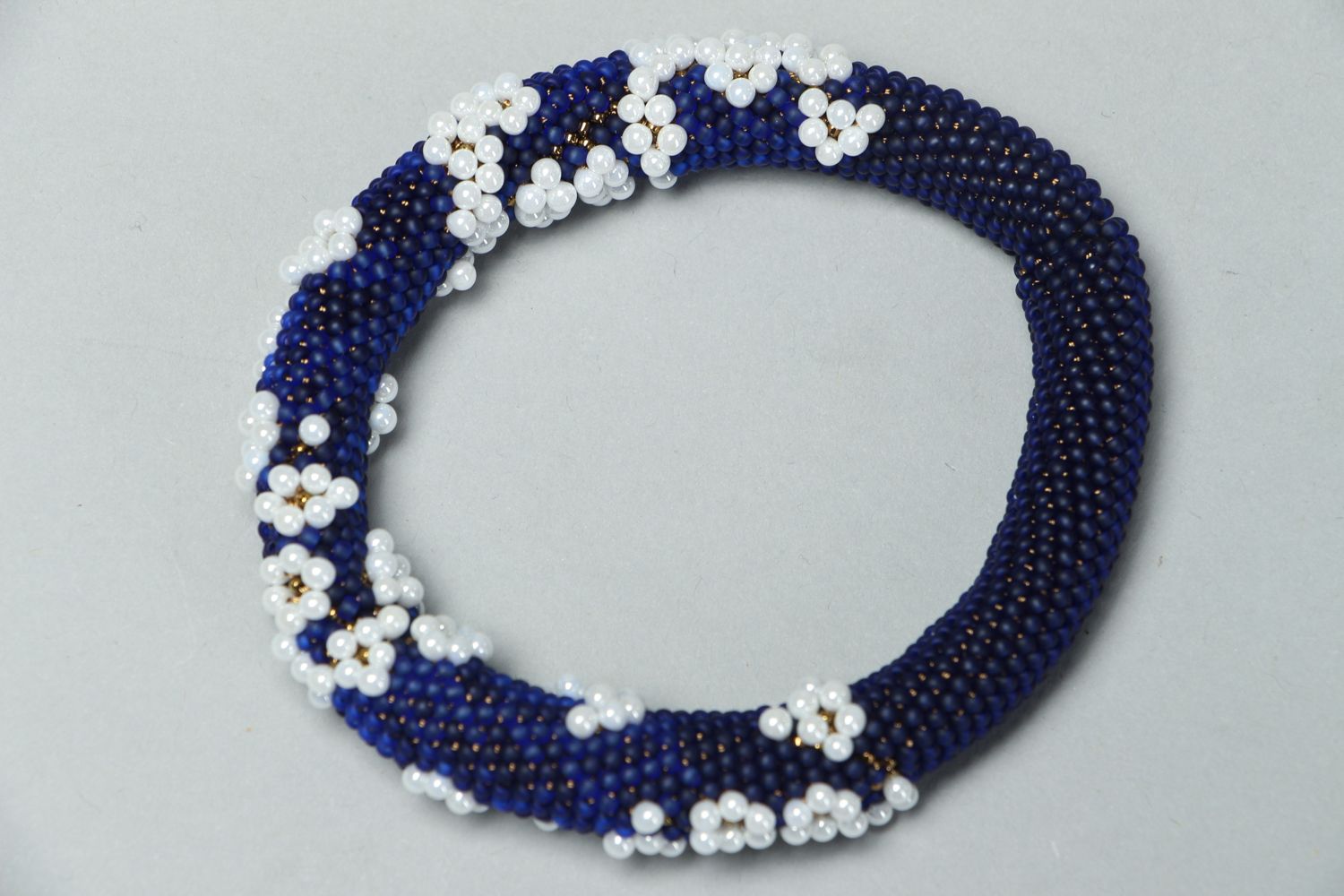 Объемный браслет из бисера синий с белыми цветами  фото 1