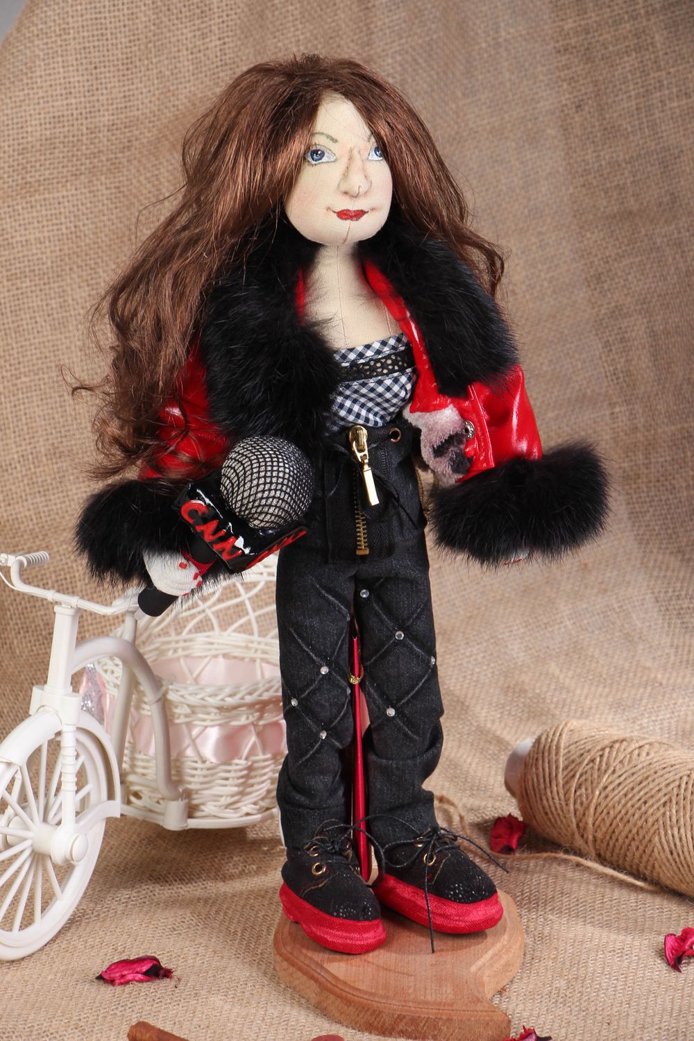 Игрушка кукла из ткани с подставкой журналистка  фото 5