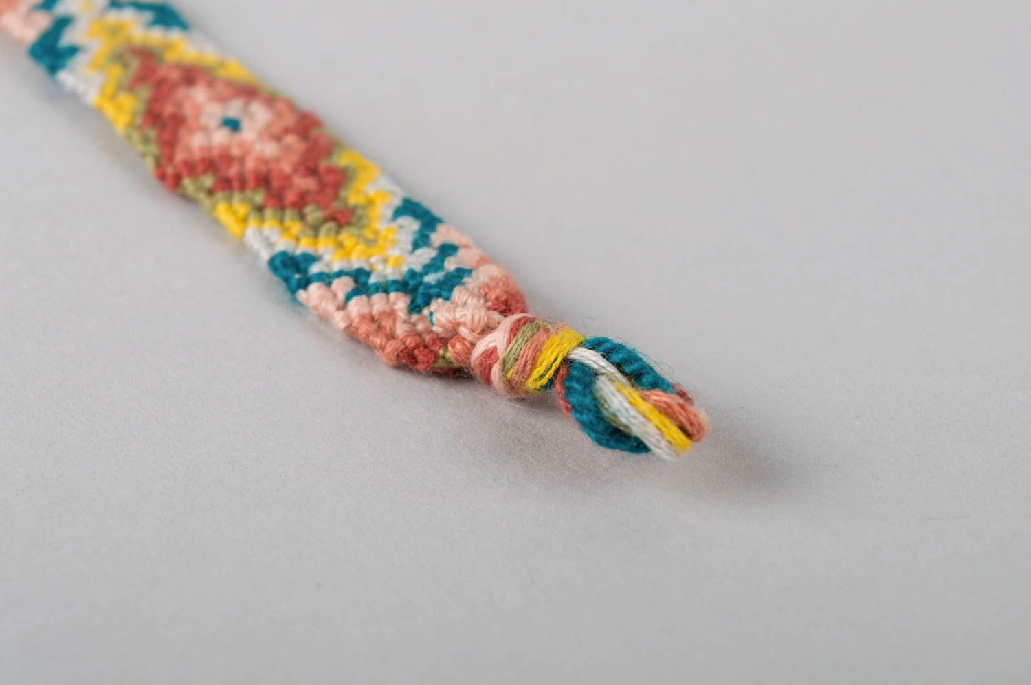Оригинальный браслет из ниток мулине ручной работы плетеный нарядный красивый фото 4