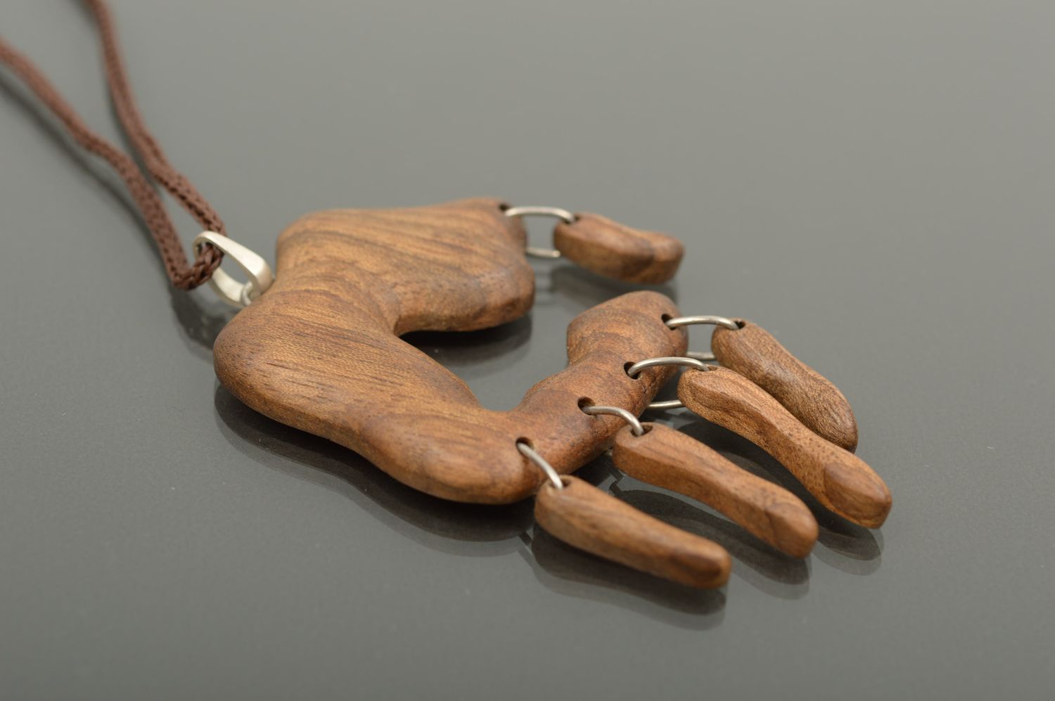 Кулон ручной работы украшение на шею аксессуар из дерева кулон в виде руки фото 2