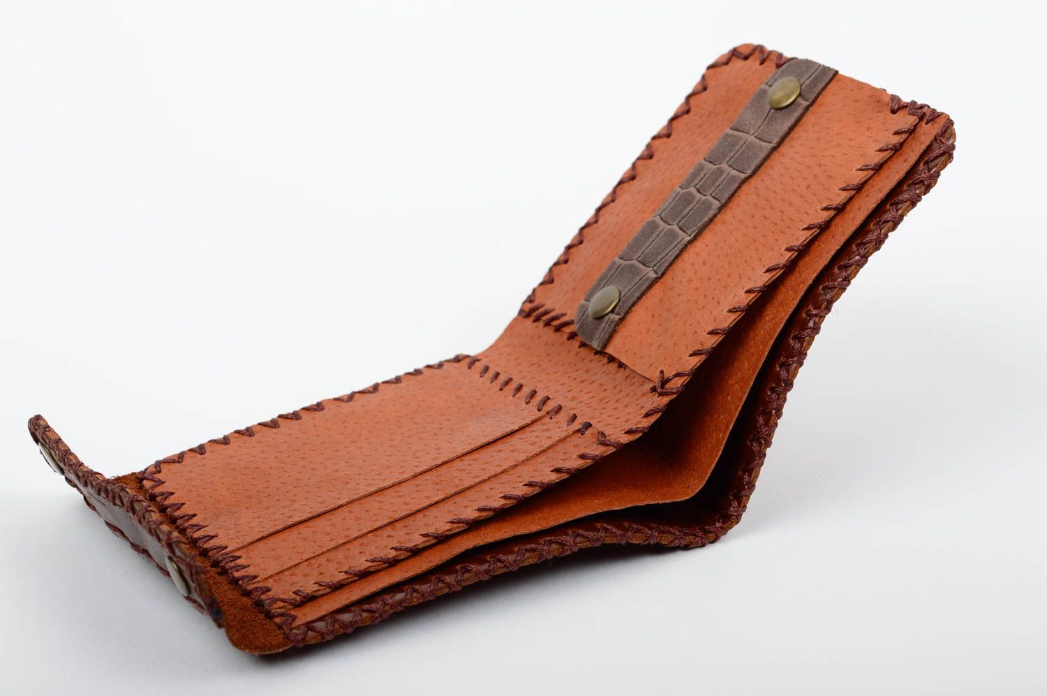 Оригинальный кожаный кошелек с металлическими заклепками ручной работы фото 2