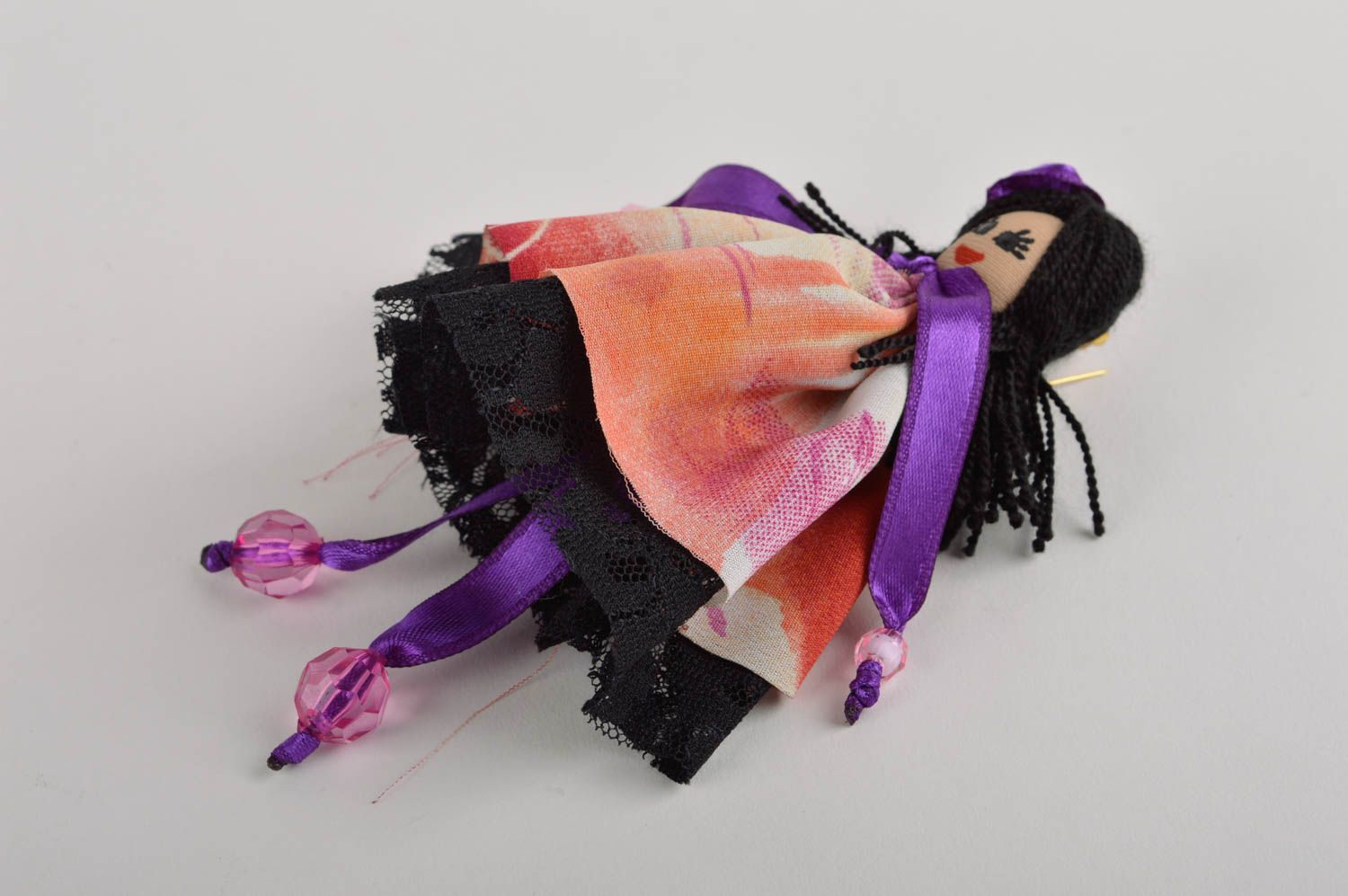 Украшение ручной работы авторская бижутерия красивая брошь текстильная кукла  фото 3