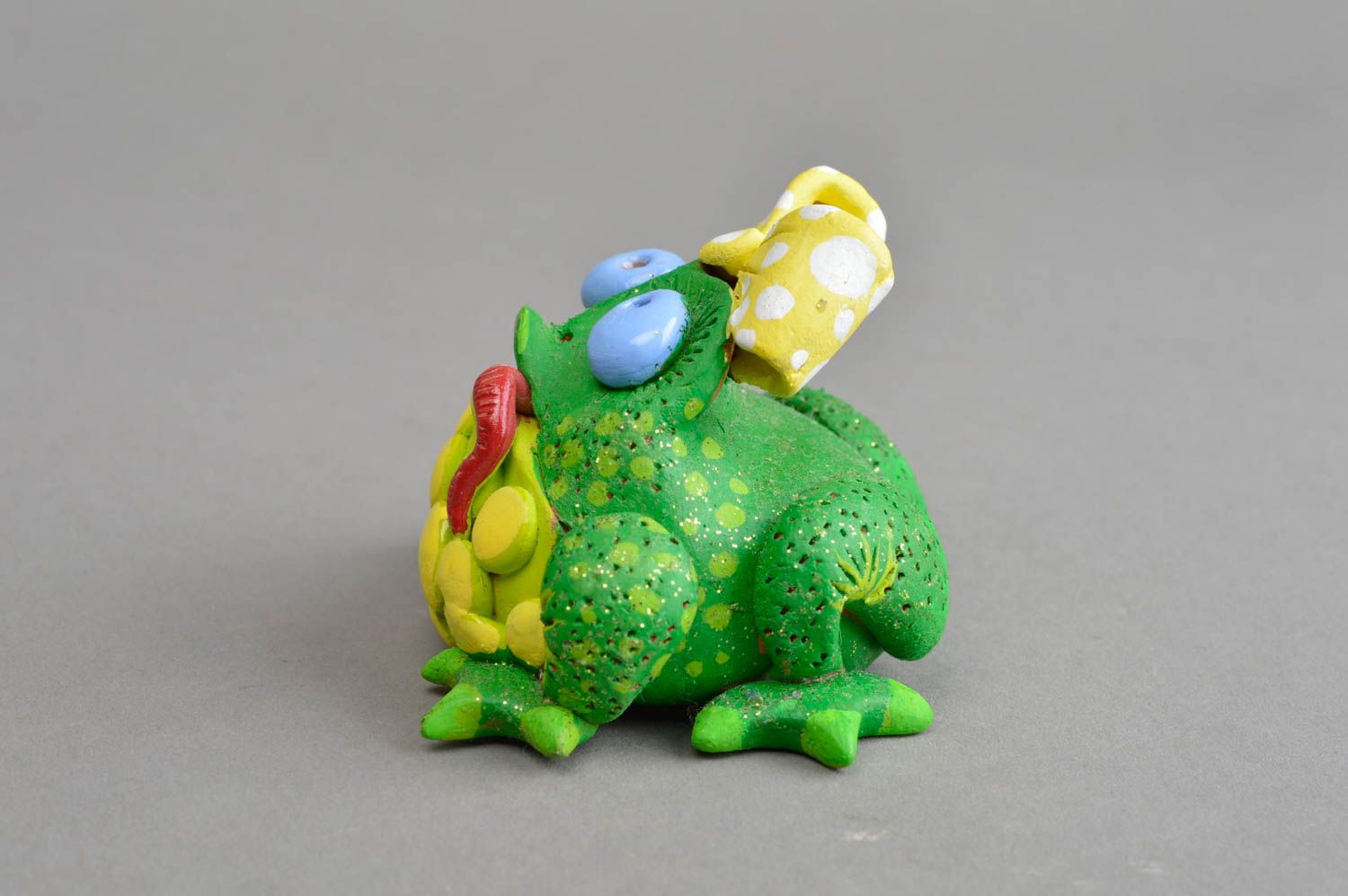 Figurine grenouille verte avec noeud jaune en argile décorative faite main photo 3