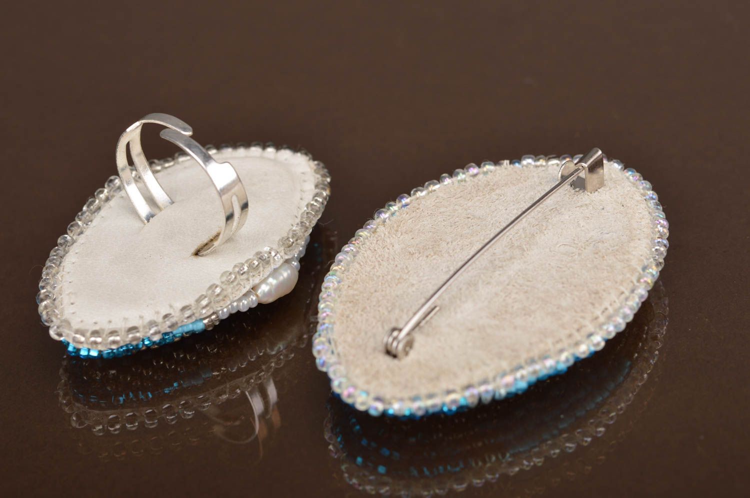 Conjunto de bisutería artesanal de abalorios y ágata anillo y broche azules foto 2
