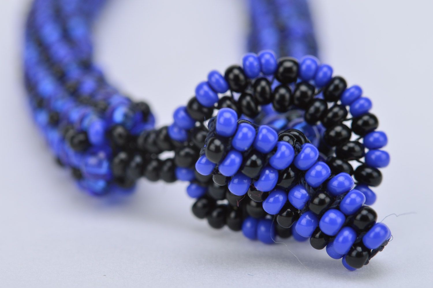 Ожерелье из бисера ручной работы темное синее плетеное с бусинами женское фото 4