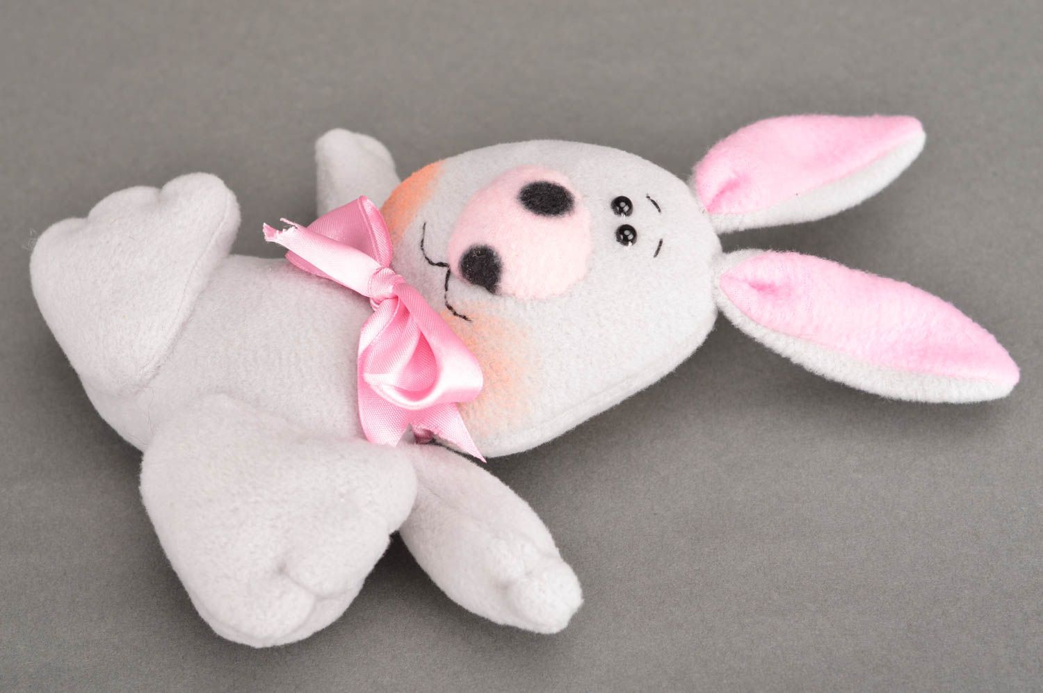 Забавная мягкая игрушка для ребенка из ткани ручной работы зайка розовый фото 2