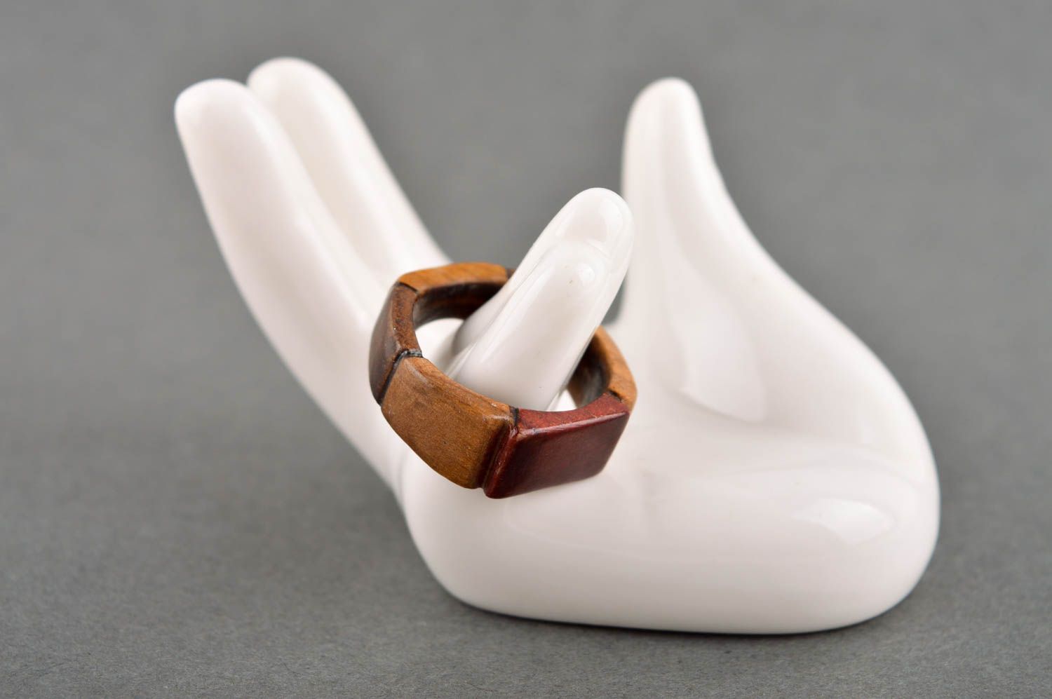 Modischer handgemachter Ring aus Holz schön Damen Schmuck Accessoire für Frauen foto 1