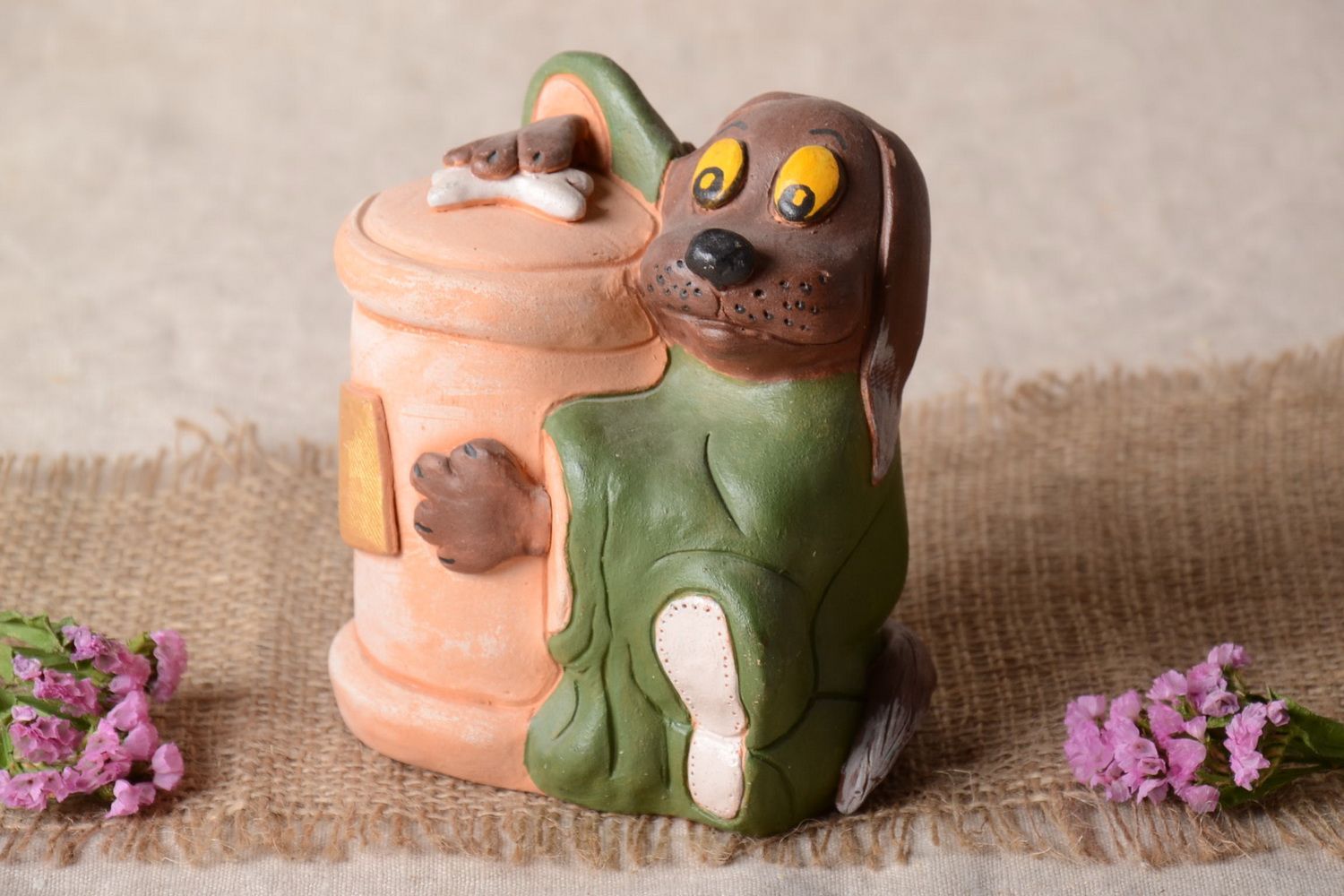 Tirelire chien avec sac en céramique peinte de couleurs acryliques faite main photo 1