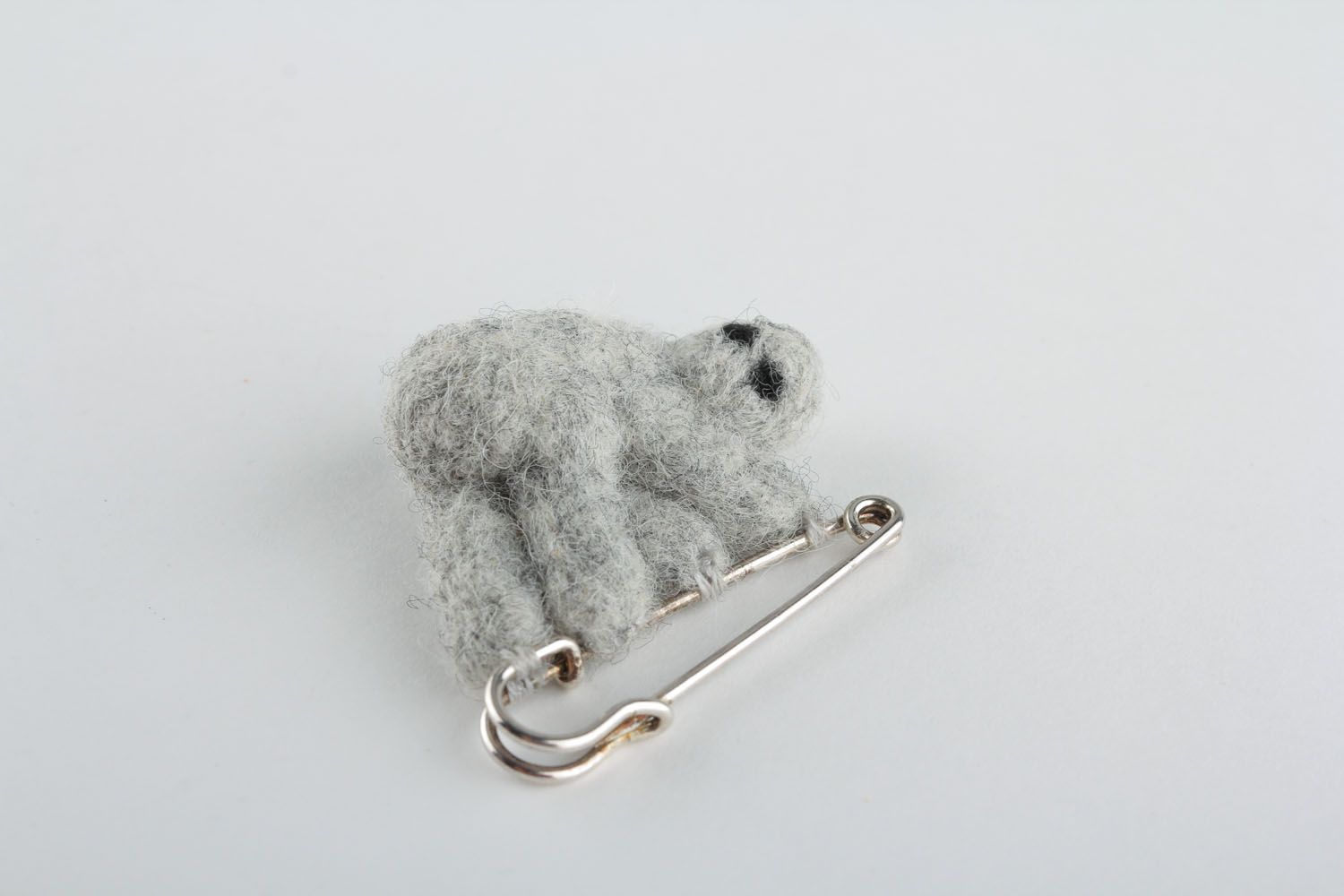Spilla a forma di bradipo grigio fatta a mano accessori originali d'autore
 foto 4