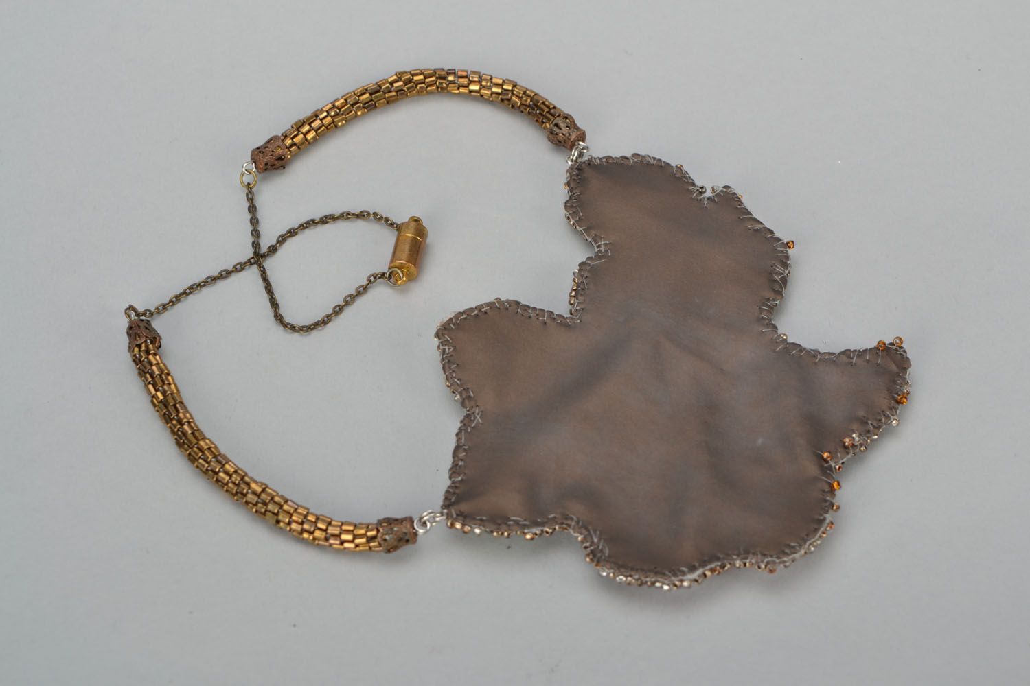Collier en perles de rocaille avec pendentif photo 4