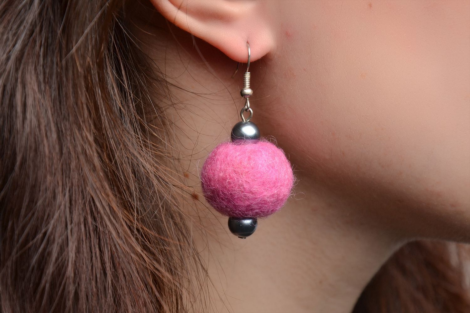 Ohrringe aus Wolle Naßfilzen Technik rosa foto 2