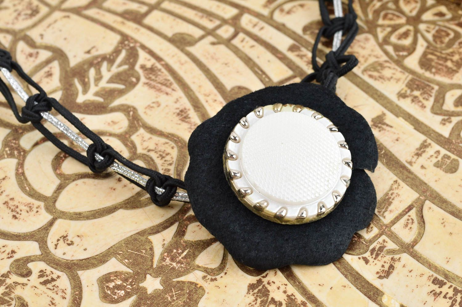 Модное кожаное колье подарок ручной работы массивное ожерелье черно-белое фото 1