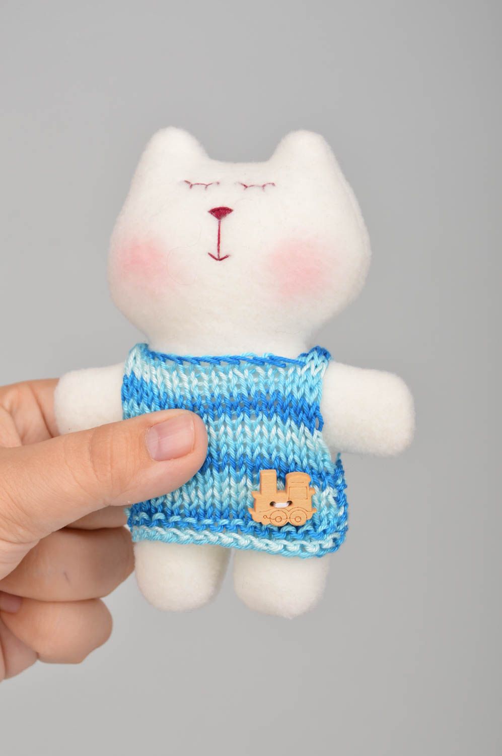 Peluche chat en tissu polaire blanc en pull tricoté bleu fait main petit photo 3