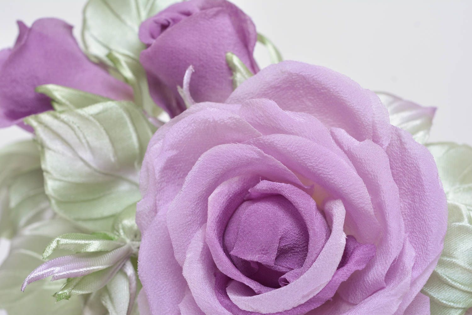 Deko Blumen aus Textil handgemachter Schmuck für Interieur violette Rosen foto 3