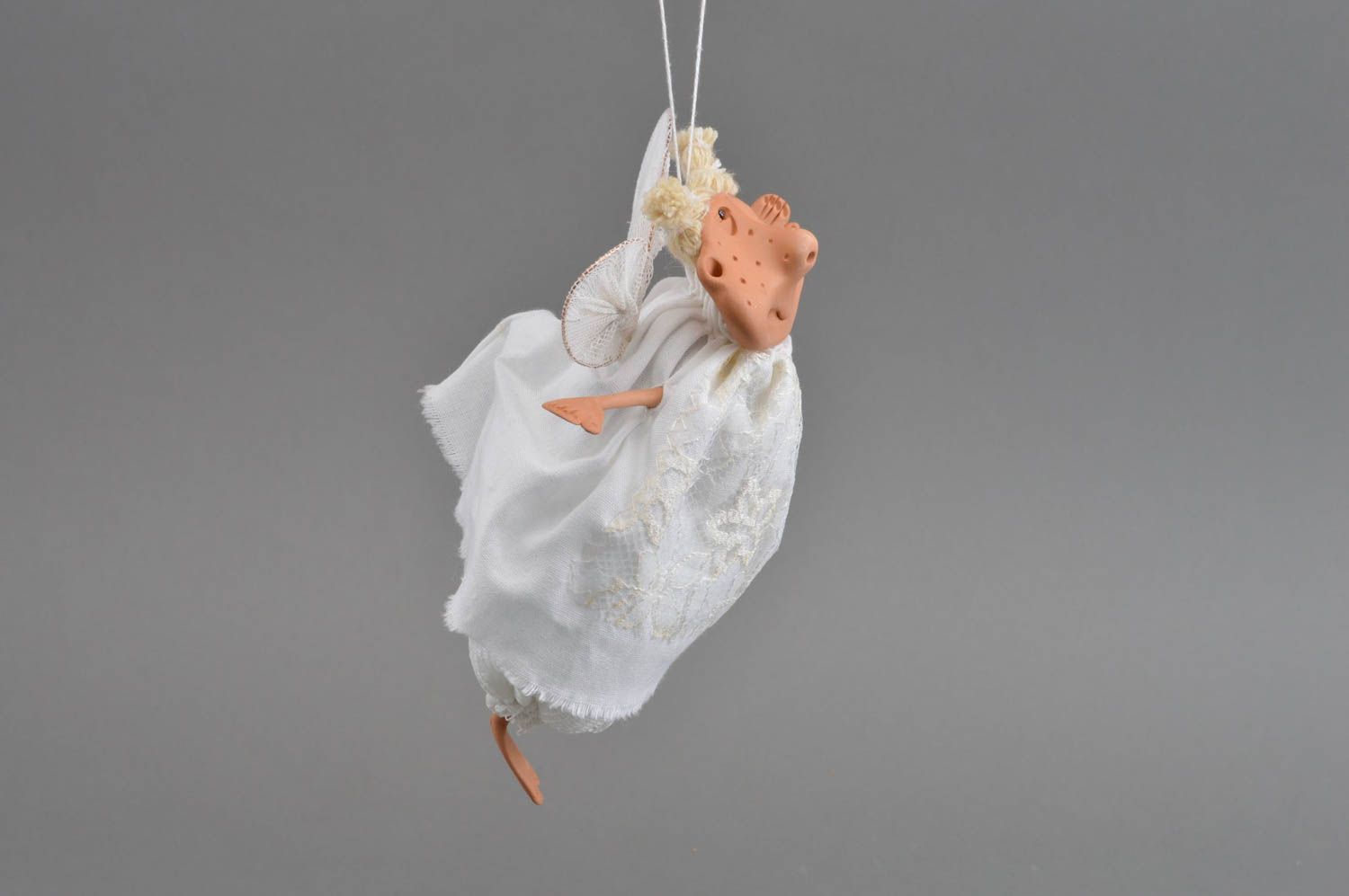 Белая игрушка для декора в виде ангела из глины и хлопка ручной работы красивая фото 2