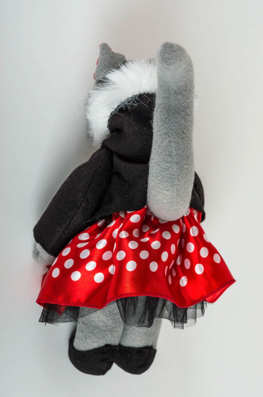 Jouet chat gris en robe rouge à pois décoratif en tissus fait main original photo 5