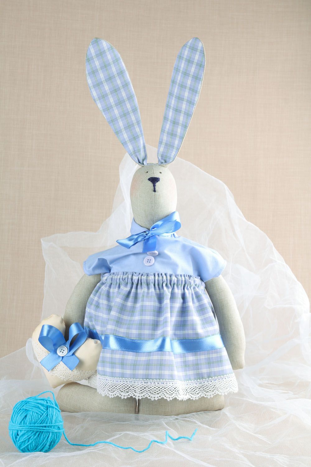 Jouet mou décoratif lapin en robe bleue photo 1