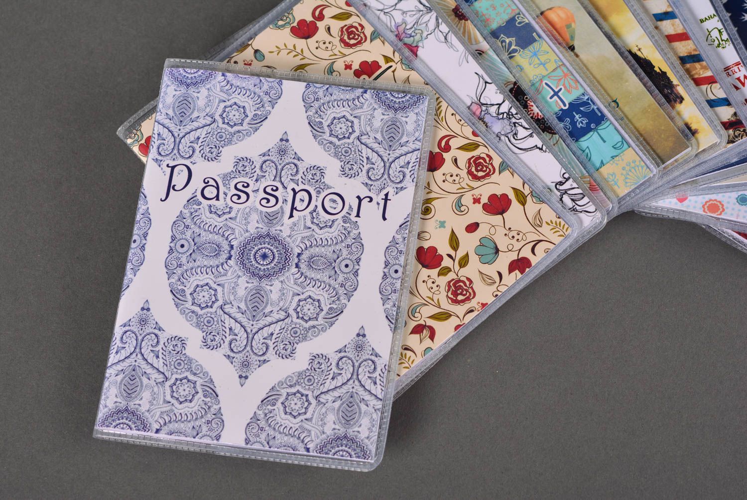 Porte-passeport fait main Couvre passeport de carton Cadeau original pour femme photo 1