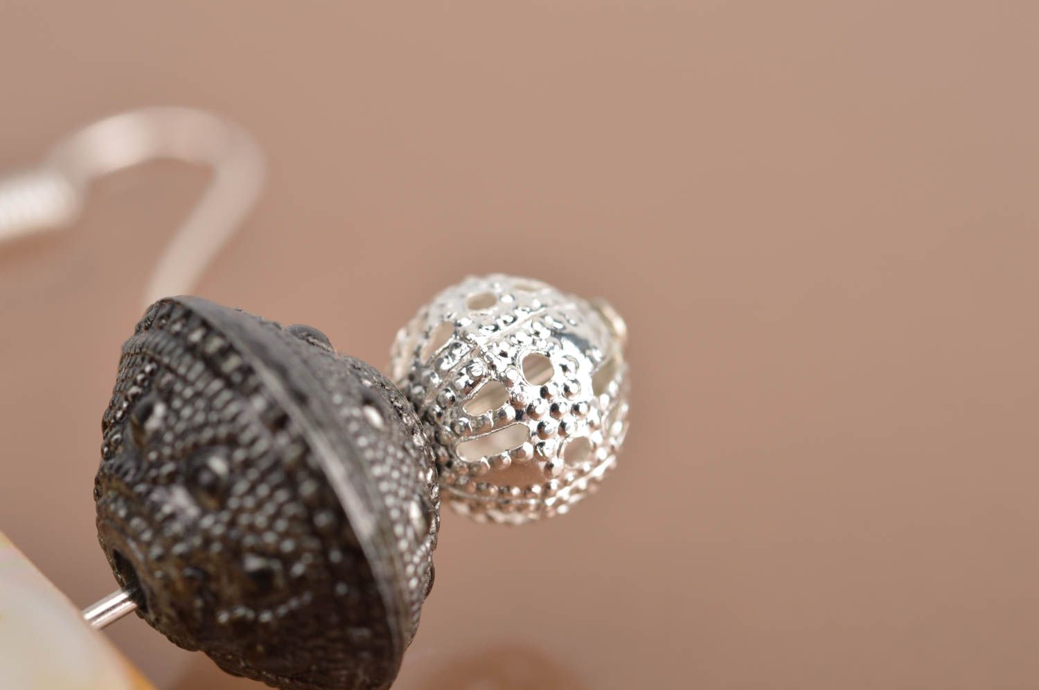 Boucles d'oreilles pendantes avec perles carrées fantaisie faites main photo 4